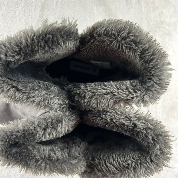 Women's Airwalk Grey Short Winter Boots Sz 8.5 Faux Fur lined Faux Suede Buckles - Picture 4 of 7